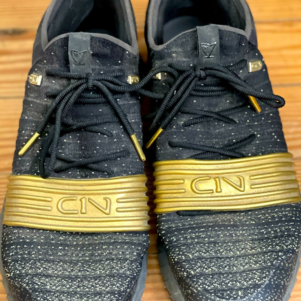 C1N Cam Under Armour trainers. Size 10.5.